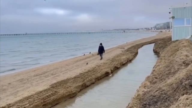 Чёрное море продолжает выбрасывать мазут.
На центральном пляже Анапы для облегчения работы по сбору