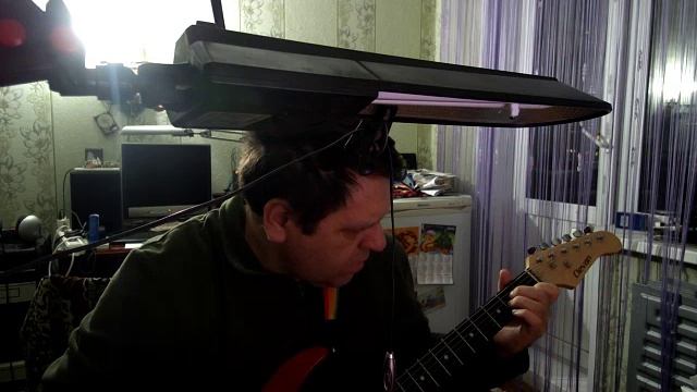 Сыграл на электрогитаре 04