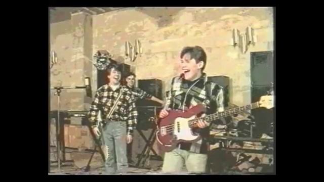 "ПУСТЬ НОВЫЙ ГОД ПРИДЁТ"
Олег Касаев гр"Билет на Луну'' 1994г
муз.сл.Артур Бушманов
