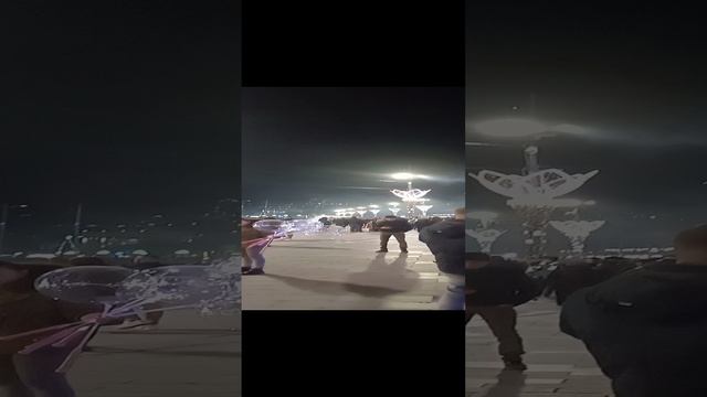 С новым годом люди