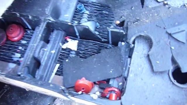 Не выкрутили пробки при зарядке аккумулятора. Сорвало крышку.