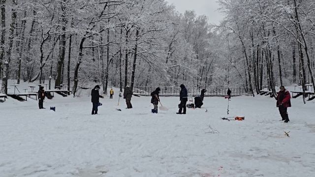Парк отдыха водопад. Рыбка клюёт