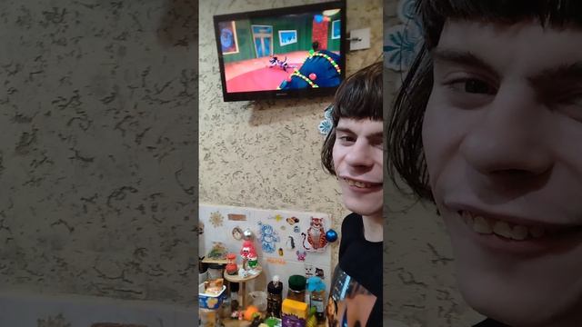 Я смотрю новогодний  ну погоди
