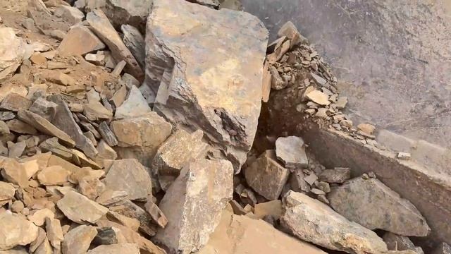 Строительство, дробление щебёнки