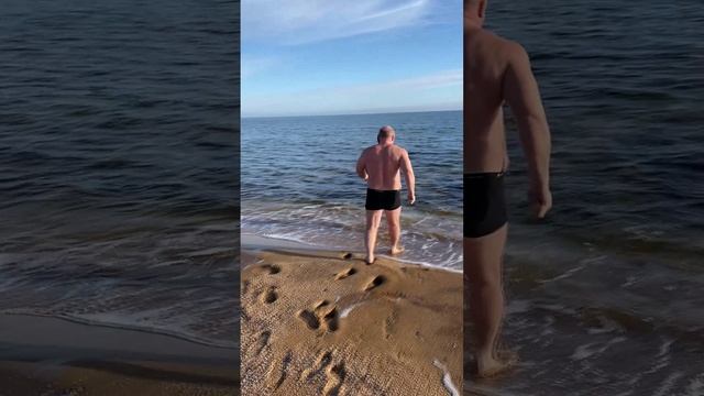 Купание в море 31 декабря. Традиция. Феодосия. Феодосийский залив.
