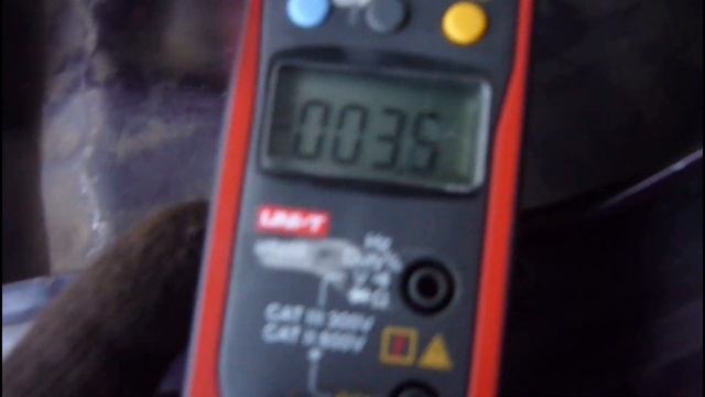 Есть ли зарядка аккумулятора на холостом ходу, с включенной печкой и фарами.