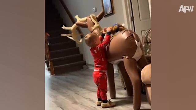 Смешные видео в списке лучших 🎁🎄 рождественских провалов 2024 года
