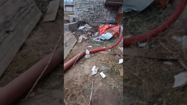 Установили трубы водостока. Балкон похож на #Тбилиси. Уложил временный водоотвод. #Docke #Дёке