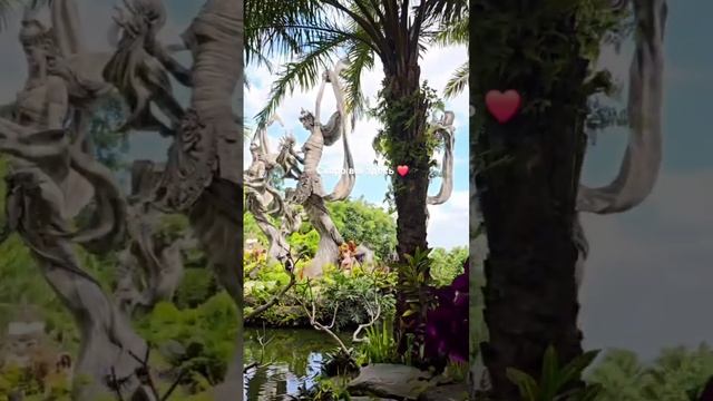 Бали. Ресторан Taman Dedari - впечатляющее место, известное своими культовыми статуями Ангелов.