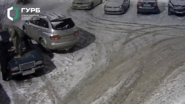 Разбил стекло автомобиля