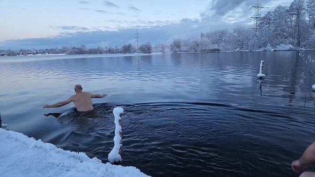 В Шатуре провели традиционный забег и купание в озере Святое