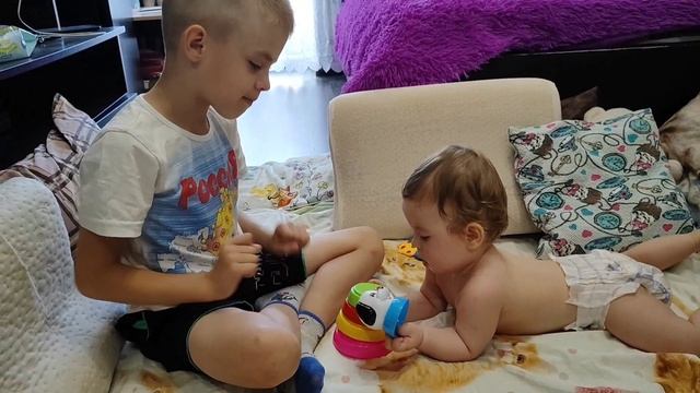 Один дома с младшим братом