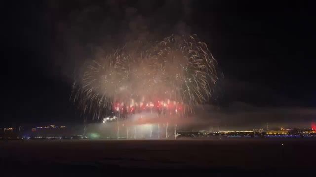 Российский Благовещенск и китайский Хэйхэ поздравили друг друга с Новым годом.
Со стороны КНР над А