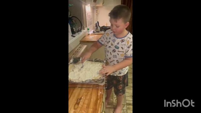 Саша готовит пиццу.