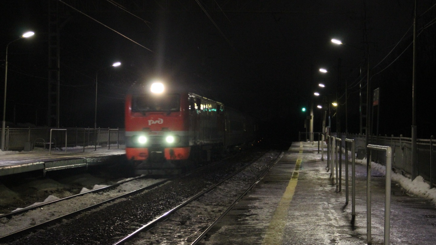 Предновогодний вечер на главном ходу страны, приветливые бригады на поездах дальнего следования.