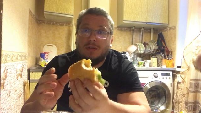 Бургеры от доставки «На Районе».  Много хлеба  намазанного плохим кетчупом