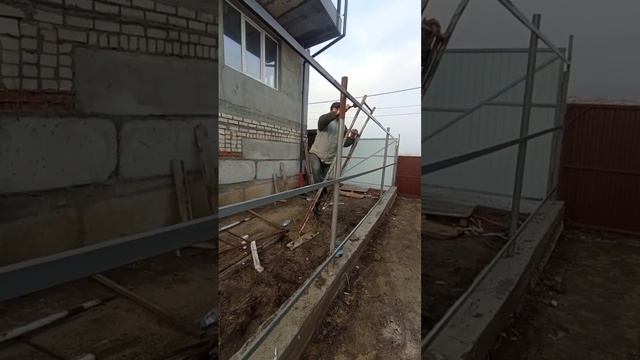 Ты красить умеешь? - Я только учусь! - Придется перекрашивать.