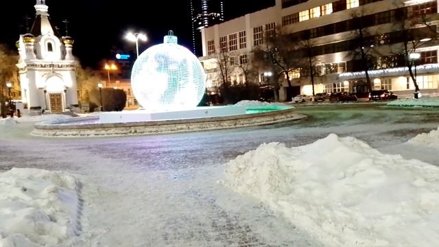 Новогодний шар. На площади труда