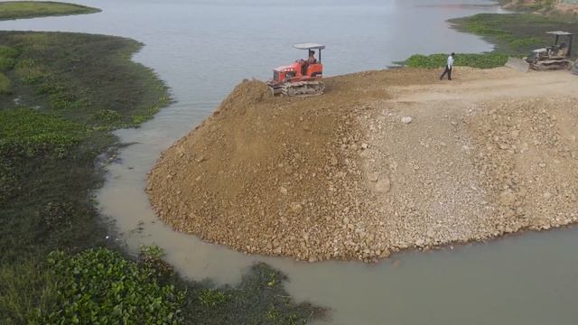 Строительство, небольшая дорога через озеро