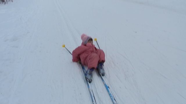Алина первый раз в 5 лет на лыжах