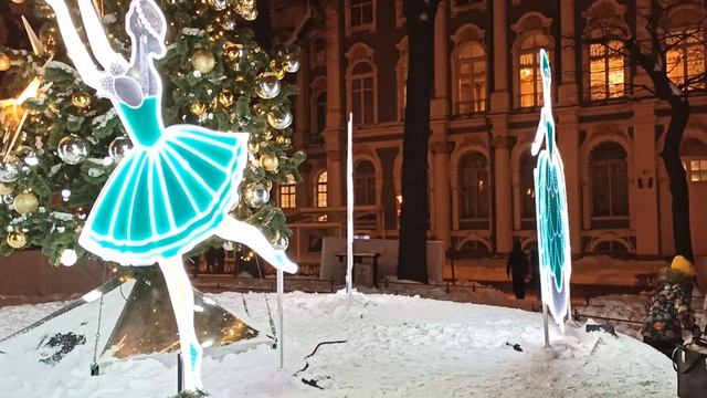 Красивые фигурки и ёлка в садике у Эрмитажа!