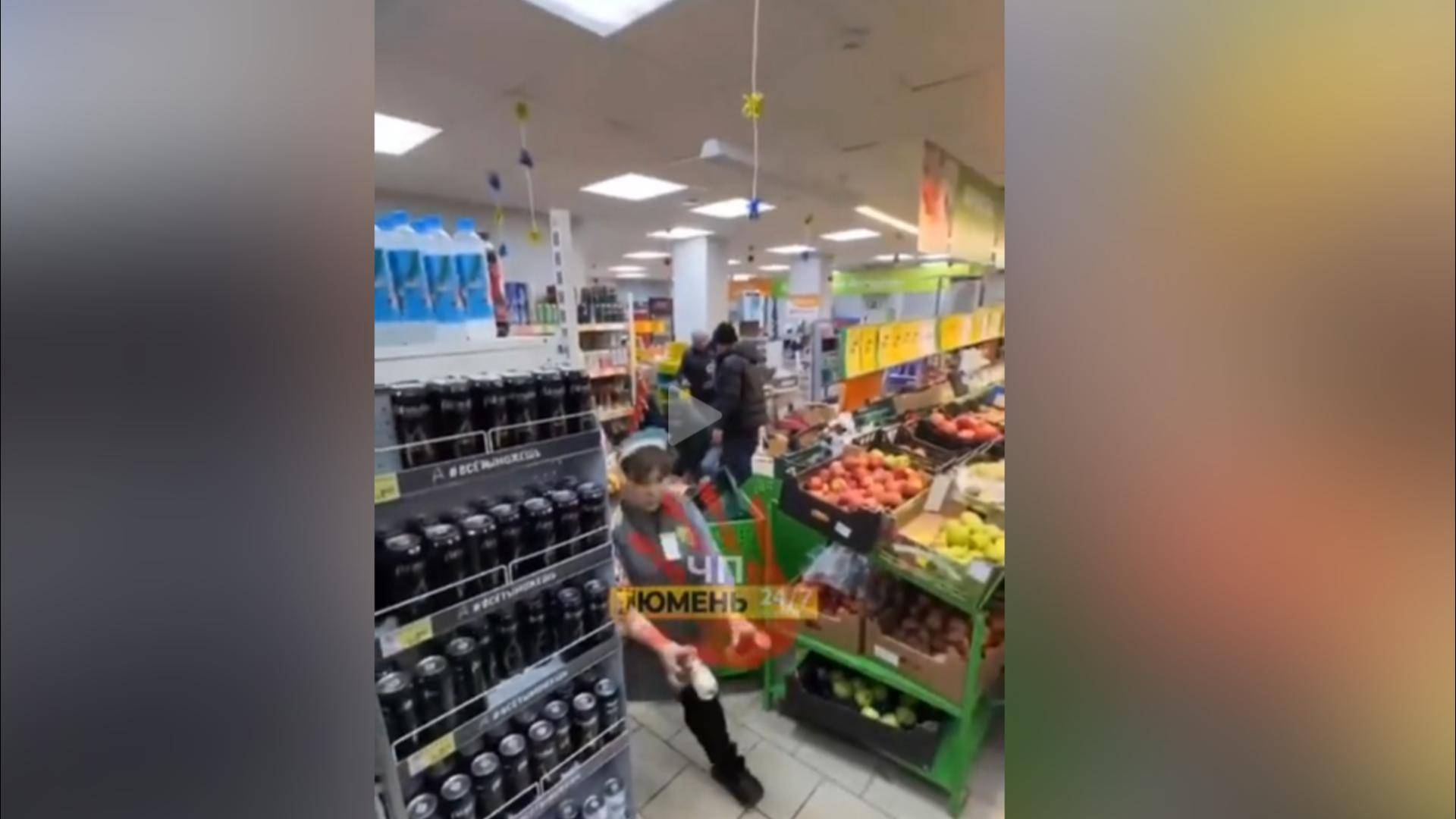 В Тюмени голый мужчина с металлической трубой ворвался в магазин и напал на людей