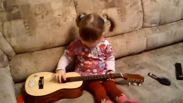 как Аленка на гитаре играет)))