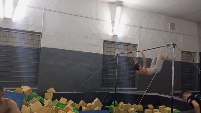 Учу сложные элементы на турнике!