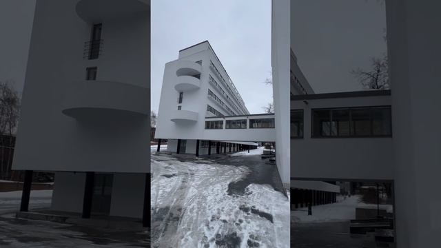 Дому Наркомфина идёт зима