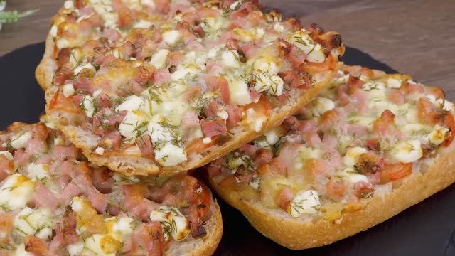 Хрустящие, но нежные бутерброды — прекрасное блюда на Новогодний стол!