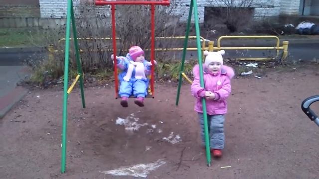 На качелях