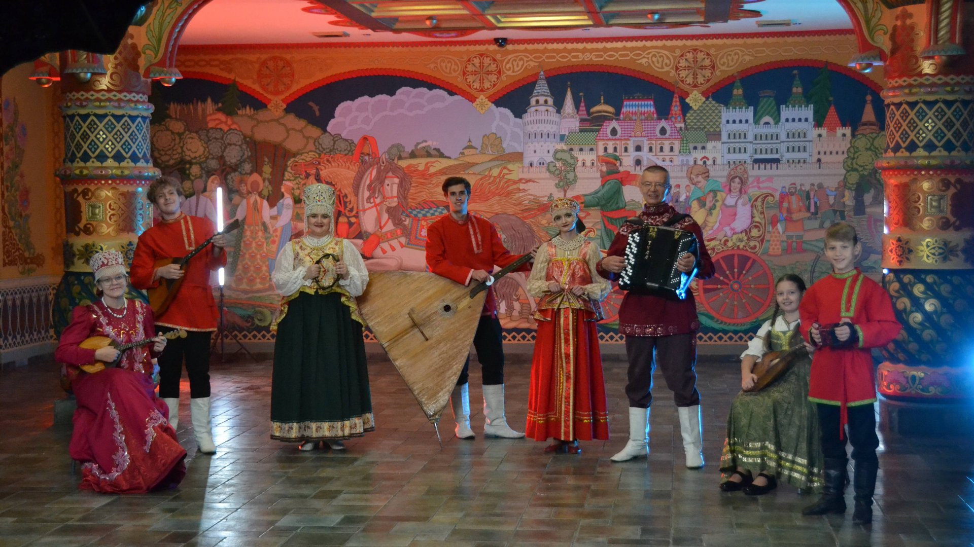 Ансамбль Новгородская мозаика, рук.ЗРК РФ С.Яковлев, солисты У.Шерстюк, С.Дмитриенко, М.Яковлева