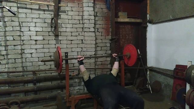31 декабря,    лёжа  штангу жмём