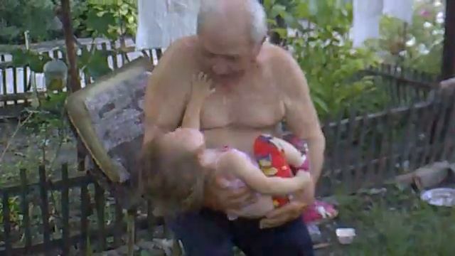 Аленка и прадедушка играют.