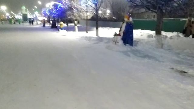 Центральная улица в одном из районов Татарстана. Здесь люди сами слепили вот такие фигурки из снега