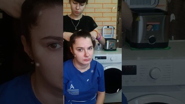 дочка  делает причёску на новый год