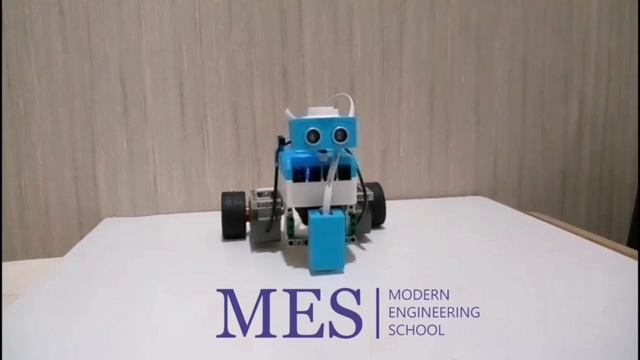 Робототехнический конструктор Hobots L воспроизводит мелодию "В лесу родилась ёлочка"