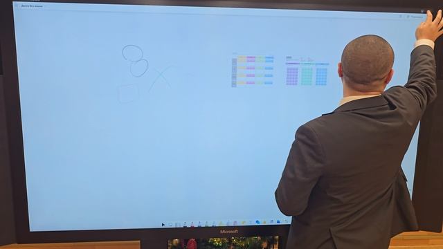 Показ - топовая интерактивная панель для совещаний и конференц залов Microsoft Surface Hub 84" 4K