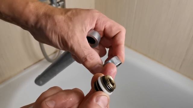 Течёт излив-гусак смесителя в ванной прямо изпод гайки.Что делать?