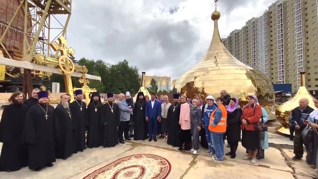 Освящение и установка куполов строящегося храма