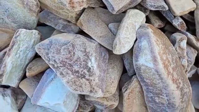 Галтованные валуны и глыбки жёлтого и жёлто-зелёного златолита