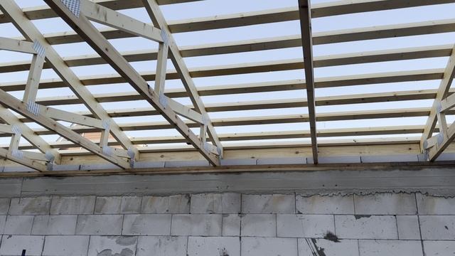 Изготовление обрешётки и подъем ОСП на кровлю