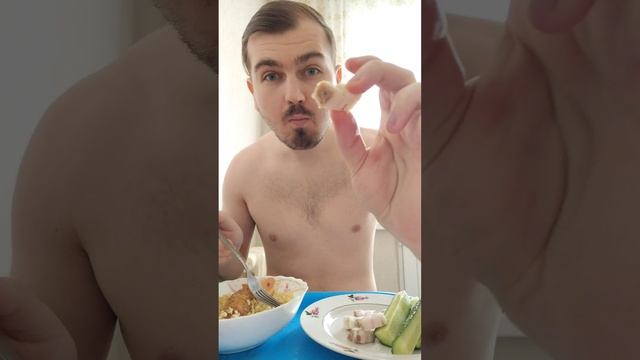 Ем булгур с курятиной, салом и огурцом