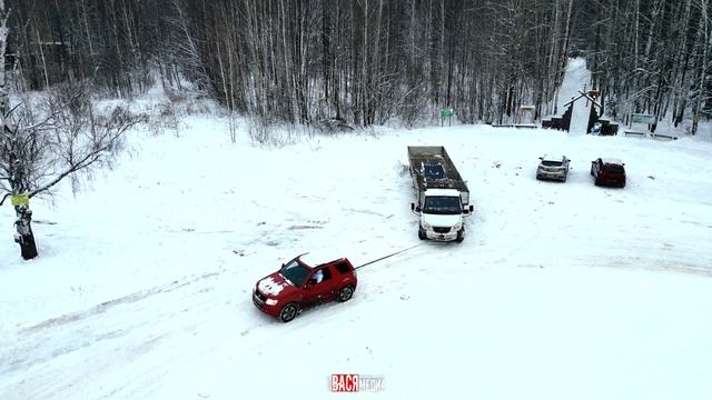 Маленький джип вытащил фуру из снежного плена