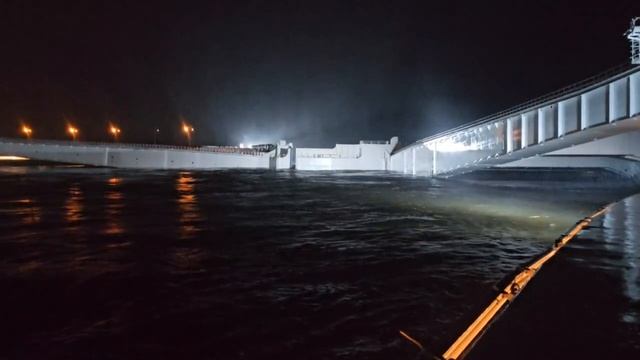 В Санкт-Петербурге закрыли дамбу из-за угрозы наводнения.