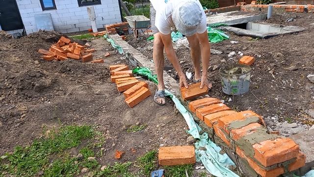 2. Выравниваю ленту кирпичом. Цоколь под гараж.