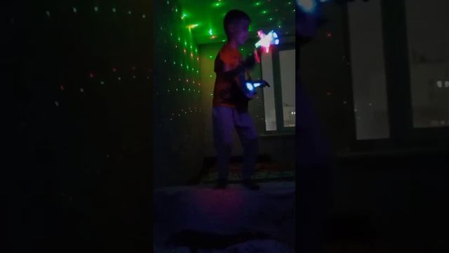 Зажигает мой брат на дискотеке.