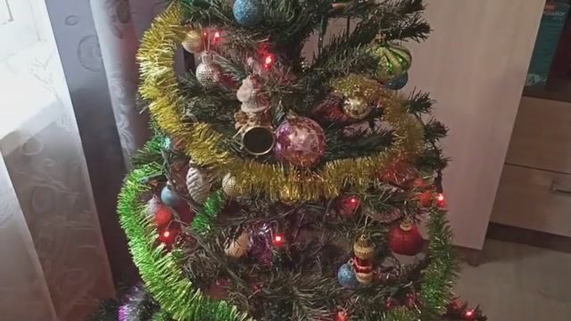 Маленькой ёлочке холодно зимой.