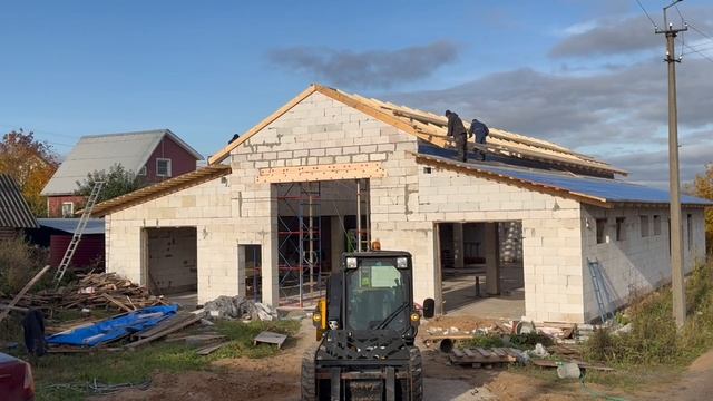 Процесс устройства кровли гаража в самом разгаре