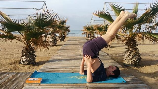 Паршва Урдхва Падмасана в Сарвангасане / лотос сверху вбок *7 (Техника выполнения асан йоги)